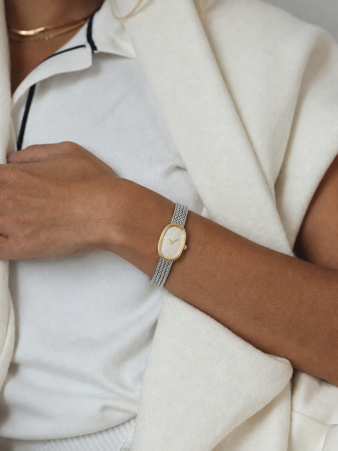 23mm Oval Quartz Watch with Red Pearl-Effect Dial and Mesh Bracelet